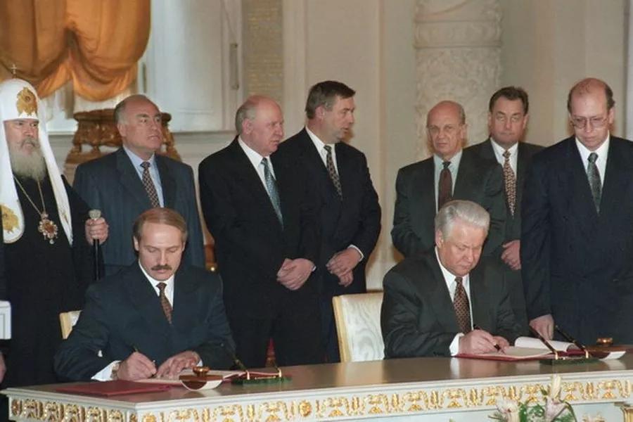 Государства создавшие союзное государство. Ельцин Лукашенко 1999 подписание. Ельцин и Лукашенко 1996.