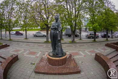 В Новороссийске установлена скульптура «Муза с арфой»