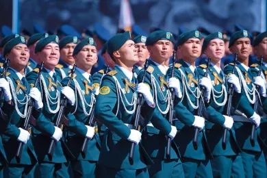 Курсанты Военного института сухопутных войск ВС РК на параде на Красной площади 9 мая 2015 года