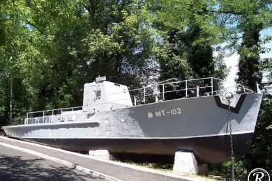 В Туапсе установлен памятник «Минный тральщик МТ-102»