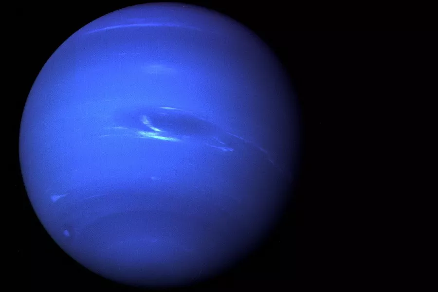 Красный нептун. Нептун (Планета). Урбен Леверье Нептун. Открытие планеты Нептун. Нептун и Плутон.