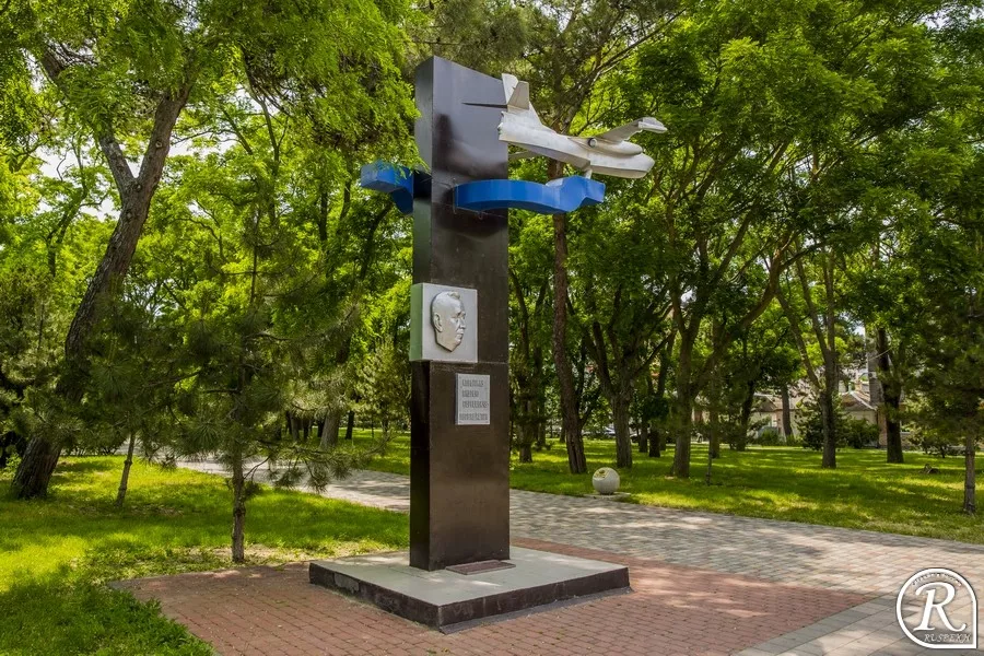 Апапа. Памятник Корытину в Анапе. Памятник авиаконструктору Корытину. Анапа памятник аасасину. Памятник бескровному в Анапе.