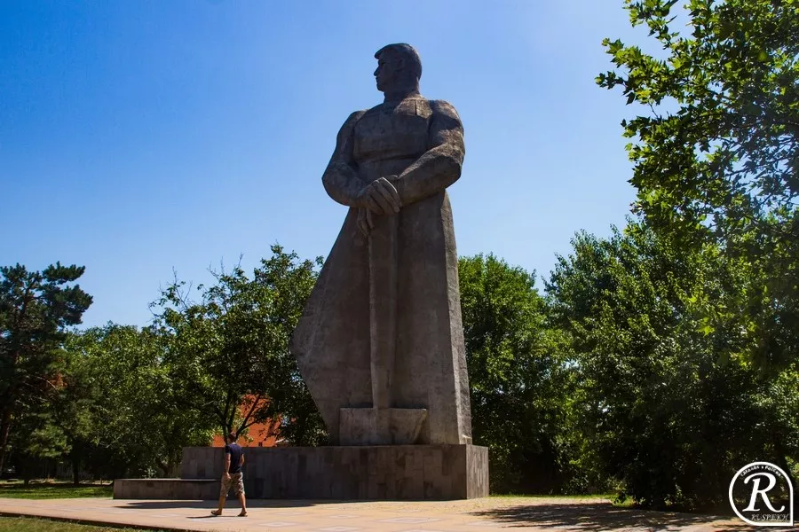 Памятник человеку. Монумент Созидатель Краснодар. Памятник человеку созидателю Краснодар. Памятник Фантомас в Краснодаре. Человек Созидатель Краснодар.