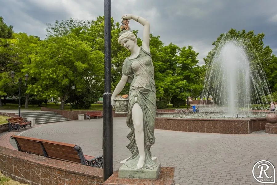 Сквер рыбнева новороссийск где находится. Сквер Рыбнева Новороссийск. Сквер Рыбнева фонтан Новороссийск. Новороссийск коса памятник. Сквер имени Фрунзе Новороссийск.