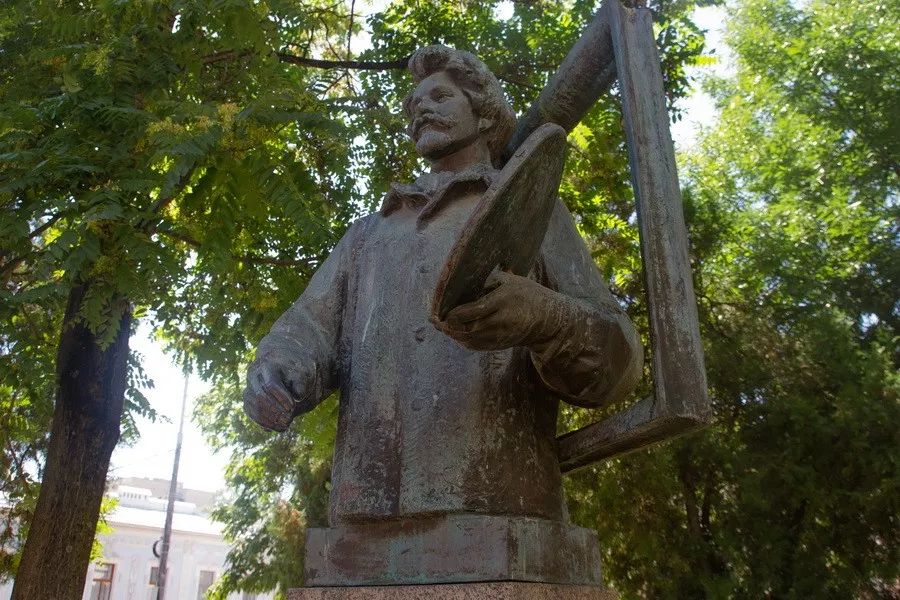 Площадь в москве с памятником репину. Памятник Илье Репину в Краснодаре. Памятник Репину в Москве. Памятник Репину на Болотной площади. Памятник Репину в Москве Мазер.