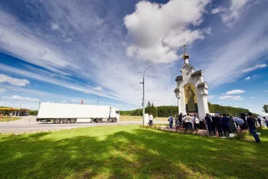 Киот с иконами установлен на федеральной Трассе М-1