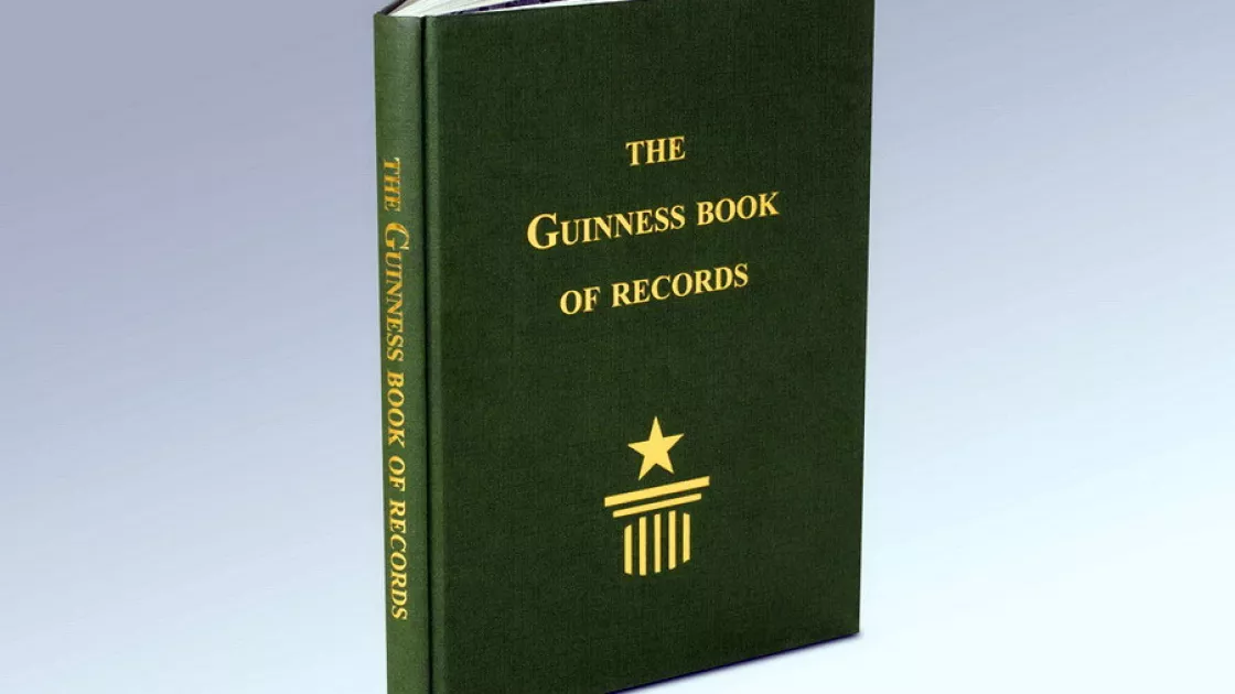 Рекорды про книги. Книга рекордов Гиннесса 1955 года. Книга рекордов Гиннесса первое издание. Первый экземпляр книги. Первая книга рекордов Гиннесса 1955 фото.