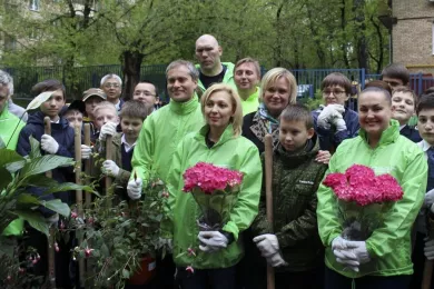 Депутаты и школьники посадили деревья в Москве