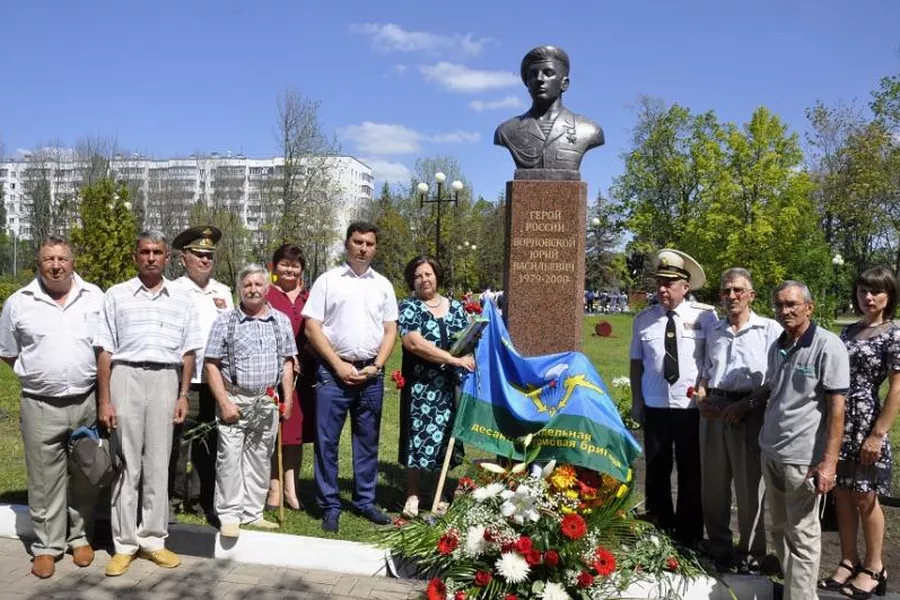 Юрия васильевича фото. Юрий Васильевич Ворновской. Юрий Ворновской герой России. Юрий Ворновской Корочанский район. Герои России ВДВ Ворновский Юрий Васильевич.