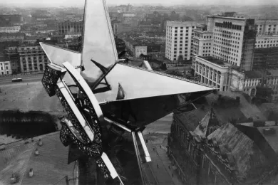 Установлена первая звезда на Спасской башне Кремля