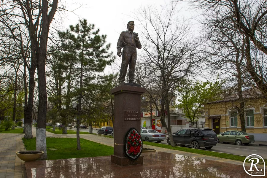 Памятник брежневу в новороссийске фото