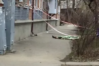 В Краснодаре мужчина выпал из окна пятиэтажки