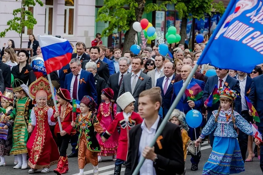 Какой будет май в краснодаре. Краснодар май. Краснодар в мае. Первого мая Краснодар. Улица 1 мая Краснодар.