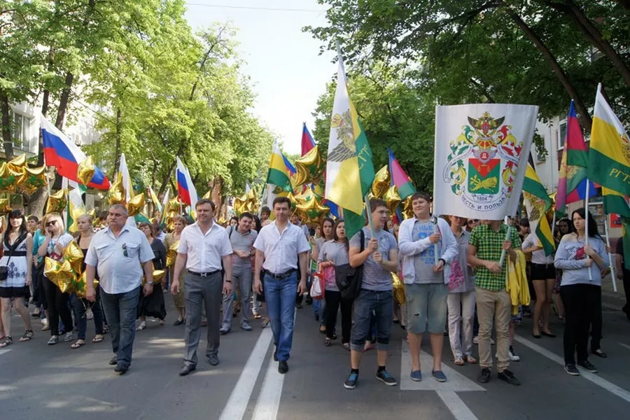 Какой будет май в краснодаре. 1 Мая Краснодар. Краснодар в мае. 1 Мая Краснодар фото. Администрация на 1 мая Краснодар.