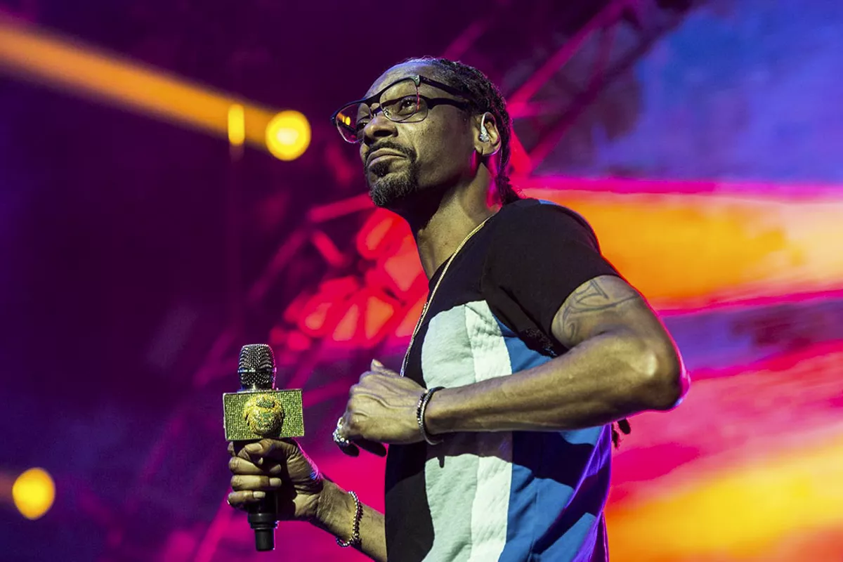 Snoop dogg клипы. Снуп дог 2022. РЭПЕРЫ из Англии. Снуп дог Джус. Snoop Dogg состояние.