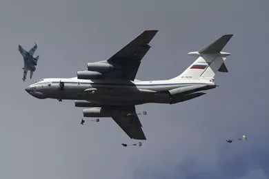 Истребители МиГ-31БМ и Су-27 обеспечили прикрытие основного этапа учений ВДВ и ВТА