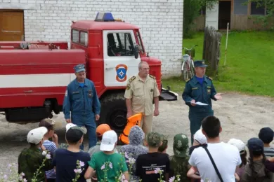 Сотрудники МЧС России напомнили ребятам из «Академии безопасности» правила поведения в быту и у воды