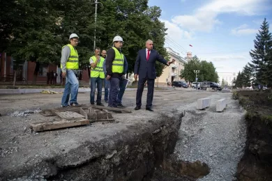 Губернатор осмотрел ход ремонта магистрали в центре Кемерова