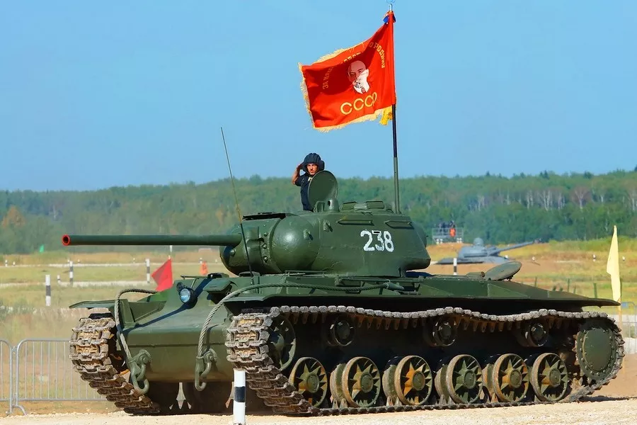 На вооружение Красной армии принят тяжелый танк КВ-85 - Знаменательное  событие