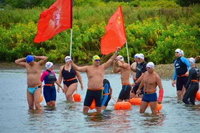 На Сахалине состоялся морской заплыв Эстафета Победы