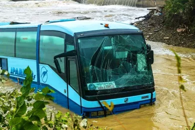 Селевой поток в Новороссийске смыл в море автобус