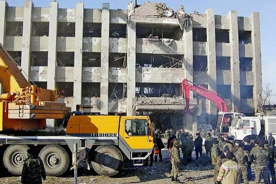 31 декабря 2002 г 85. Теракт 27 декабря 2002 Грозный. 2002 27 Декабря взорвано здание правительства Чеченской Республики. Теракт в Грозном 2002 дом правительства. Взрыв правительства в Грозном 27 декабря 2002 года.