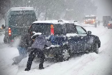 В Крыму низкая температура и снежные завалы вызвали угрозу схода снежных лавин