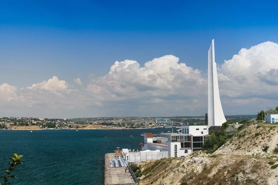 Обелиск городу-герою Севастополю. Стелла Севастополь. Памятник Стелла в Севастополе. Штык и Парус Севастополь.