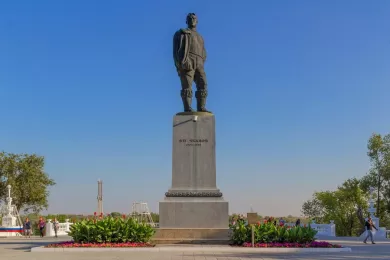 Памятник Валерию Чкалову в Оренбурге