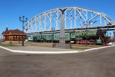 Памятник двуглавому орлу в музее истории Амурского моста