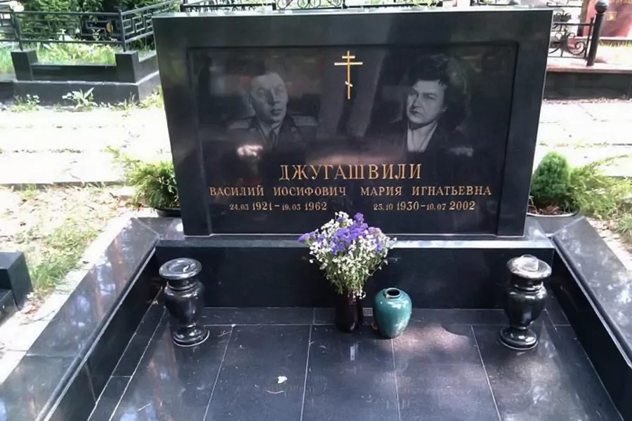 Фото могилы василия сталина