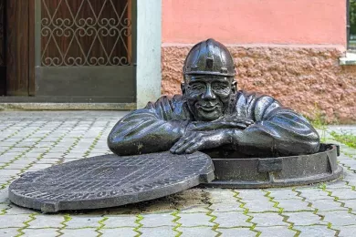 Памятник сантехнику в Екатеринбурге