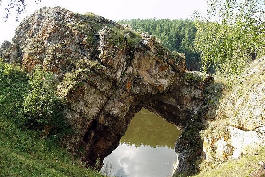 Каменск уральский камни. Каменные ворота Каменск Уральский. Каменск-Уральский скала ворота. Скала каменные ворота Свердловская область. Каменные ворота на реке Исеть.