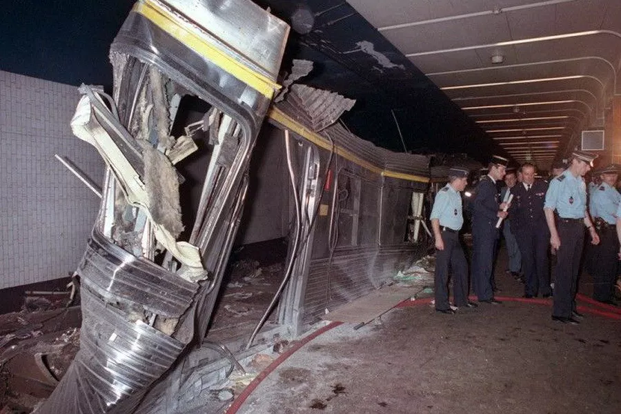Крушение париж. Крушение на Лионском вокзале 1988. Катастрофа на Лионском вокзале 1988. Крушение поезда в Париже 1988. Крушение на Лионском вокзале.