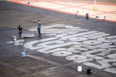 В Екатеринбурге художник Покрас Лампас расписал площадь цитатами из манифеста Малевича