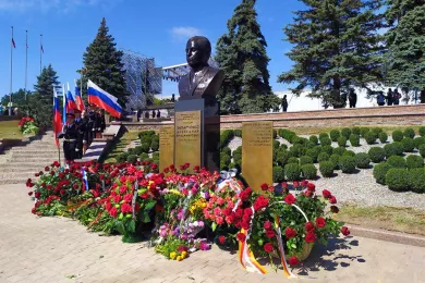 В Донецке открыли памятник Александру Захарченку