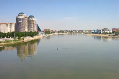 Река Урал в центре города Атырау (Казахстан).