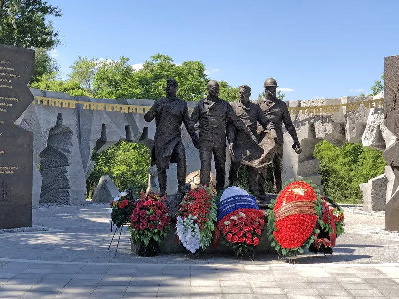 Памятник ликвидаторам катастрофы на Чернобыльской АЭС в Парке Победы -  Достопримечательность