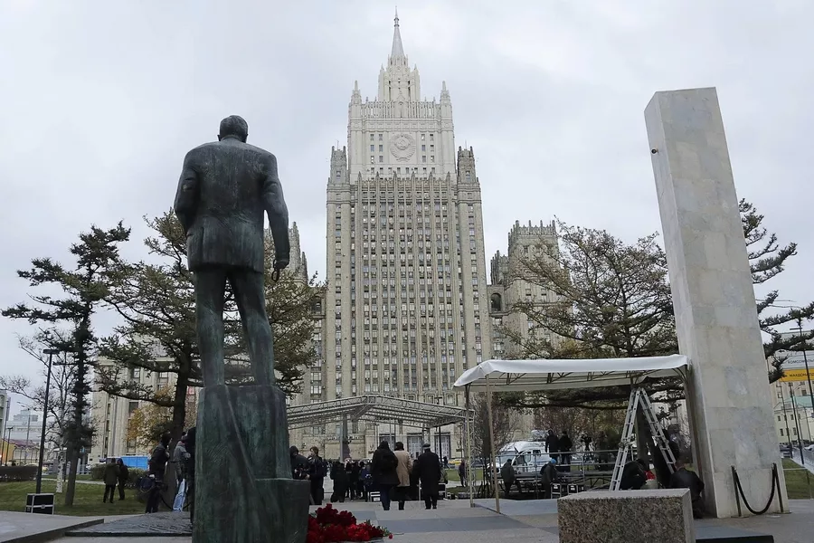 Напротив площади. Памятник Примакову на Смоленской площади в Москве. Примаков памятник на Смоленской площади. Смоленская площадь памятник Примакову. Памятник на Смоленской площади напротив МИДА.