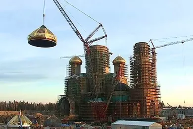 На Главный храм Вооруженных сил России установили центральный купол