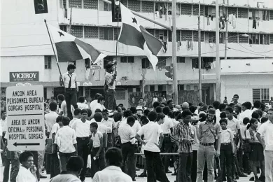 Демонстрация флага возле больницы Горгас