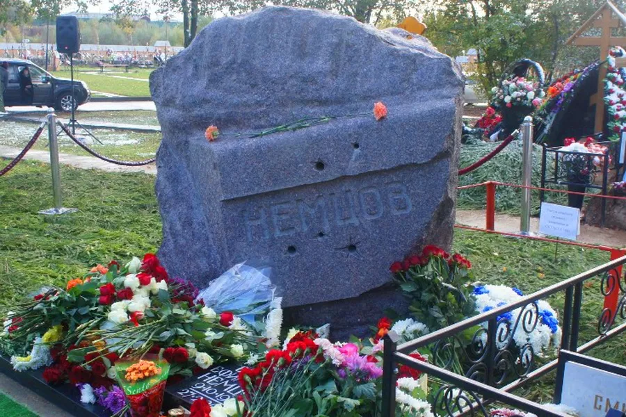 На каком кладбище похоронен немцов. Троекуровское кладбище Немцов. Памятник Немцову на Троекуровском.
