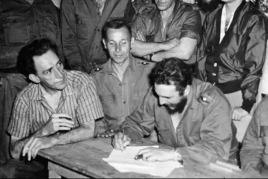 Фидель Кастро подписывает первый аграрный закон в 1959 году.