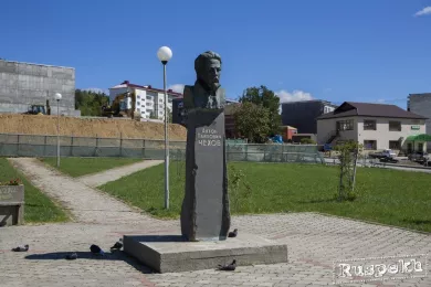 Памятник-Бюст Антона Павловича Чехова в городе Долинск