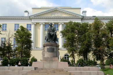 Памятник ломоноса. Памятник Ломоносову МГУ Факультет журналистики. Памятник Ломоносову МГУ Моховая. Ломоносов памятник журфак. Факультет журналистики МГУ имени м. в. Ломоносова, Москва.